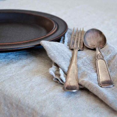 hørdug natur borddækning med mundserviet i hør natur i hørvoile